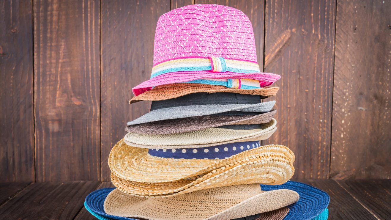 Beach,Hat,On,Wooden,Background,-,Vintage,Dark,Style,Pictures